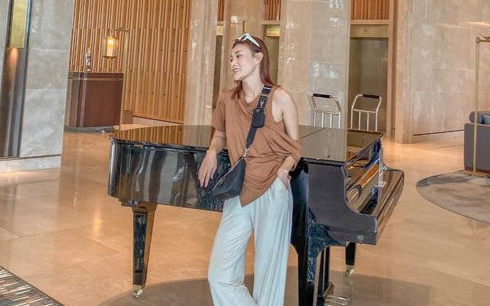 Hậu chia tay bạn trai, 'Quỳnh búp bê' bỗng ngoan hẳn, ăn mặc thùng thình xuề xòa Ảnh 2