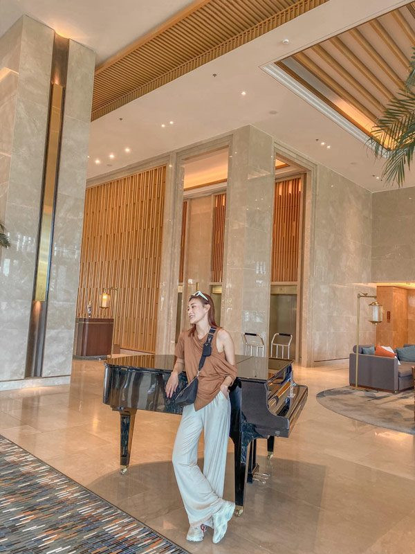 Một set đồ khá cá tính, hiện đại nhưng cũng khác hoàn toàn hình ảnh của cô trước đây, có vẻ như Quỳnh búp bê đang muốn định hình bản thân theo một hướng khác, tránh sự nhàm chán với khản giả, thật đáng chờ đợi!