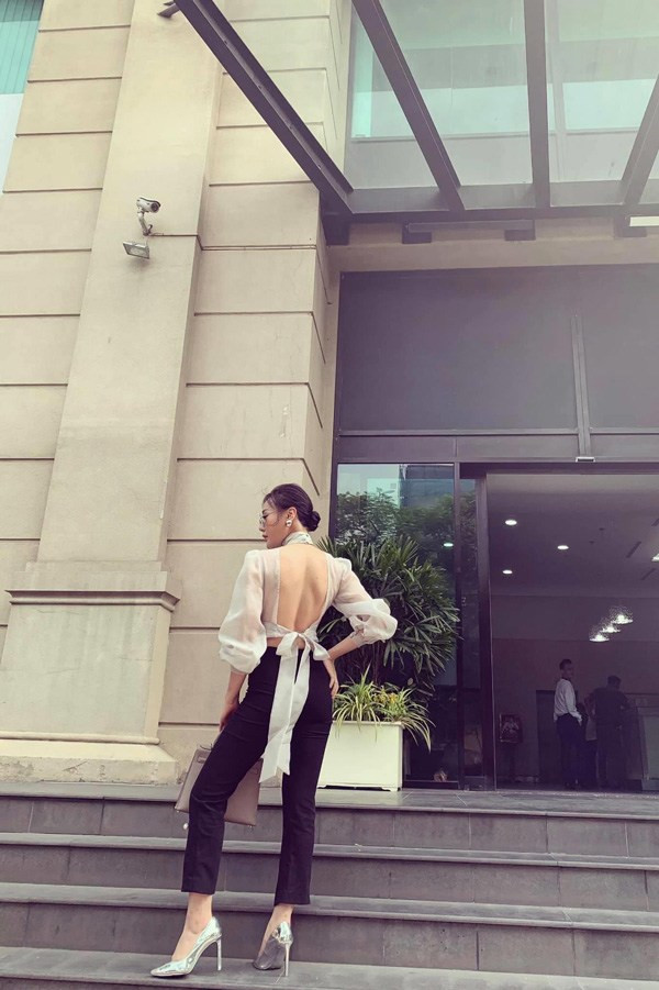 Ngoài ra, không thể bỏ qua những kiểu áo xẻ sau, tôn lên hết tấm lưng ong. 