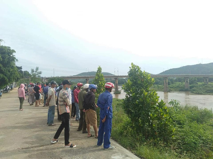 Rất đông người dân đã tới theo dõi