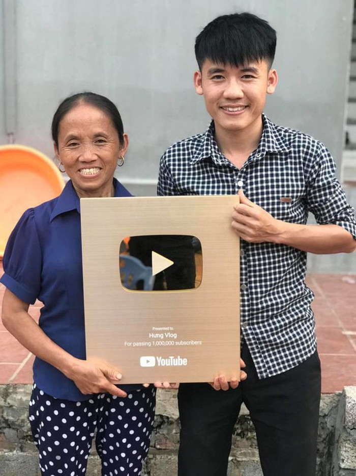 Hưng Vlog là chủ một loạt 3 kênh YouTube có nhiều người theo dõi, bao gồm Hưng Vlog, Hưng Troll, và Hưng Gamer. (Ảnh: Bà Tân Vlog)