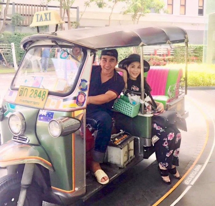 Không phải xe hơn xe sang xe đắt tiền, những chiếc xe Quyền Linh đèo bà xã toàn những chiếc xe đơn sơ như xe đạp, xe điện, xe máy, xích lô