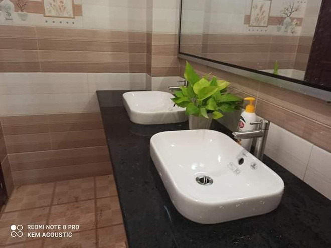 Nhà vệ sinh trông cực kỳ sang trọng của trường THPT Ngô Quyền (Bình Phước). Ảnh: Kem Acoustic/Group Trường Người Ta