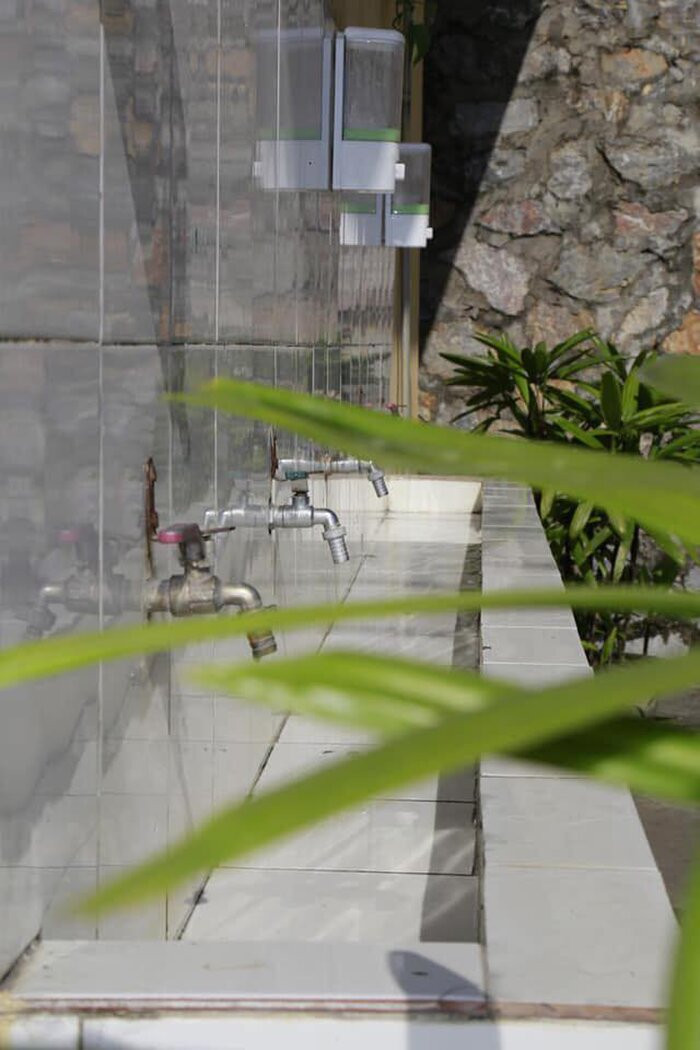 Còn đây là những hình ảnh về nhà vệ sinh của trường THCS Trần Quốc Toản (Quảng Ninh) với không gian xanh mát do được trang trí nhiều hoa giả, hoa thật và các bồn cây xanh tạo nên sự tươi mát, hài hòa