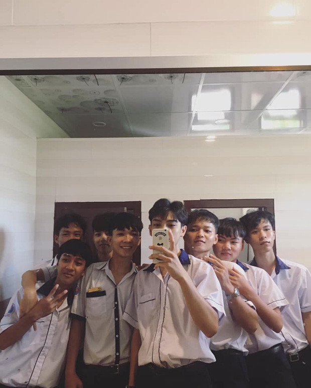 Các nam sinh tranh thủ 'check-in' trước giờ lên lớp. Ảnh: Nguyễn Khánh Duy