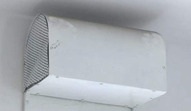 Nhà vệ sinh của trường THPT Hoàng Quốc Việt (huyện Đông Triều, Quảng Ninh) khiến học trò cả nước ghen tỵ bởi không gian xanh mát, không những thế nhà trường còn đầu tư hẳn loa phát nhạc cho người sử dụng