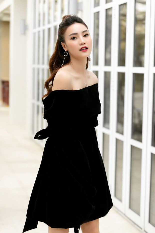 Cách đây 3 ngày, Ninh Dương Lan Ngọc còn thoải mái diện váy body thế này thì vòng 2 to vượt mặt như trên chỉ là đóng phim thôi. 