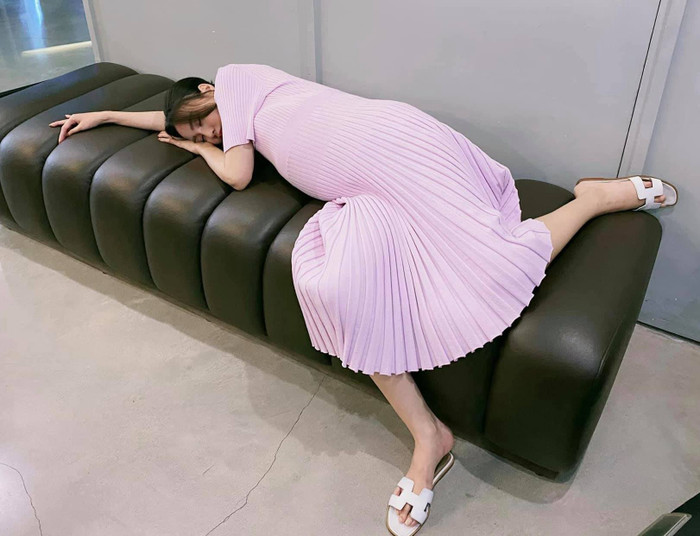 Được biết, đây là trang phục của NTK Đỗ Mạnh Cường, còn đôi dép bé nhỏ cô đang mang là item thuộc thương hiệu Hermes xa xỉ. Dù biết rằng đây chỉ là tạo hình trong bộ phim sắp tới thôi mà qua đó, khán giả có thể khẳng định, dù mang bầu, Ninh Dương Lan Ngọc vẫn vô cùng xinh đẹp, nhan sắc thuộc hàng bất bại. 