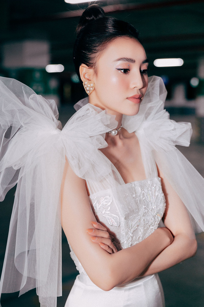 Hoặc công chúa, voan ren cũng rất hợp. 