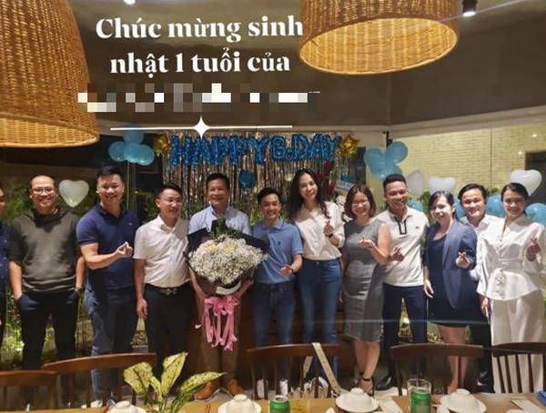 Mới đây nhất, Đàm Thu Trang đã khiến dân tình chú ý khi chính thức lộ diện sau 1 tháng sinh con trong buổi tụ họp cùng các thành viên công ty. Dù chỉ mới sinh nở chưa lâu, Đàm Thu Trang đã sớm lấy lại được vóc dáng chuẩn như thời con gái. 