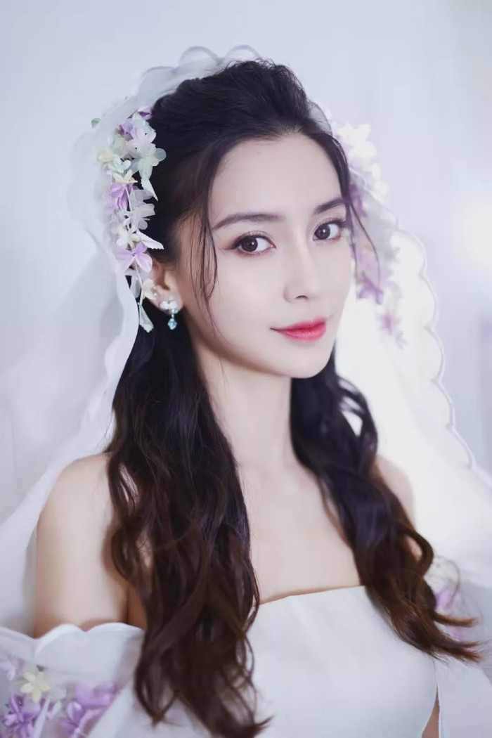 10. Angelababy: Sau khi kết hôn với Huỳnh Hiểu Minh, sự nghiệp của Angelababy thăng tiến nhanh chóng, cô đóng trong hàng loạt phim truyền hình và điện ảnh. Tuy nhiên, vì diễn xuất kém nên Angelababy gây tranh cãi rất nhiều.