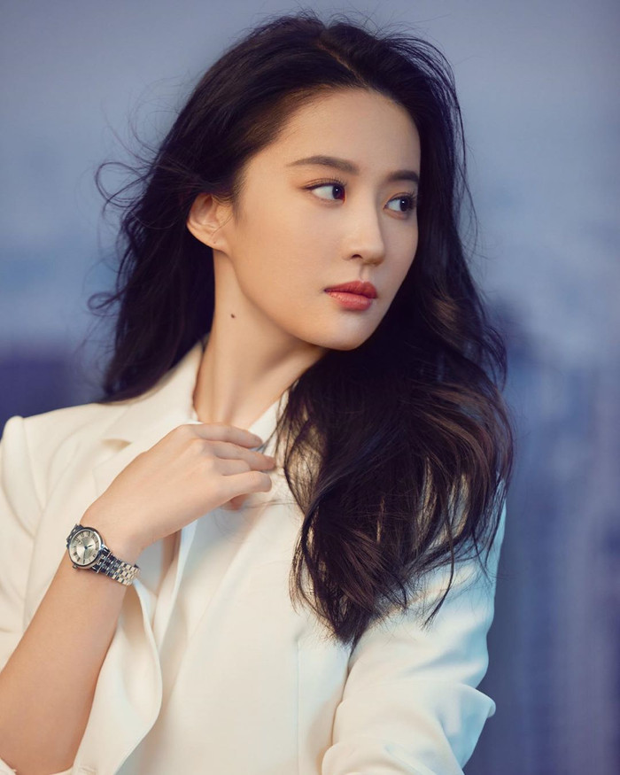 5. Lưu Diệc Phi: Lưu Diệc Phi có tên trong danh sách này cũng là điều dễ hiểu. tuy rằng diễn xuất gây tranh cãi nhiều nhưng chắc chắn khán giả sẽ không quên vai Tiểu Long Nữ, Triệu Linh Nhi của cô.