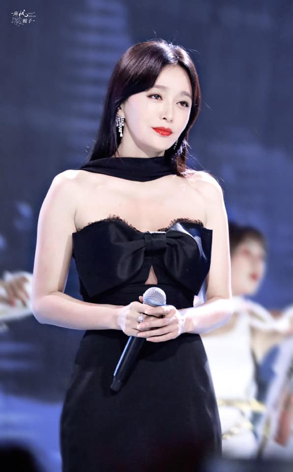 Bộ váy hở da thịt cúp ngực hình chiếc nơ này đưoc Tần Lam 'chưng diện' biểu diễn trên sân khấu sau đó 