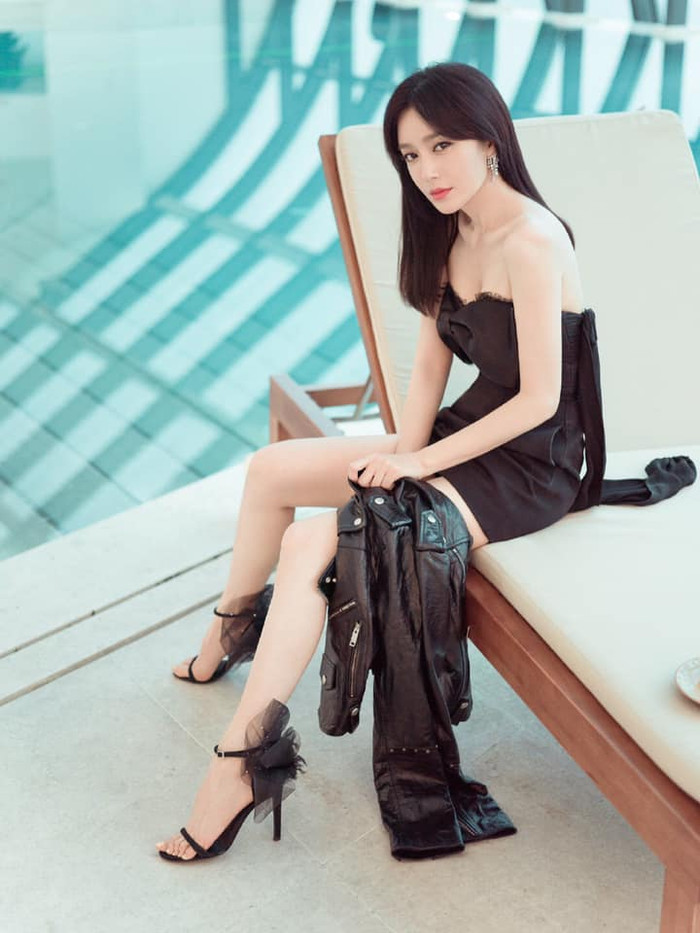 Nữ diễn viên U40 mặc váy ngắn cúp ngực khoe đôi chân dài nuột nà thon thả 