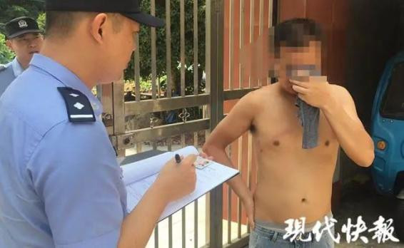 Anh Đoạn khóc lóc, kể lể với cảnh sát. 