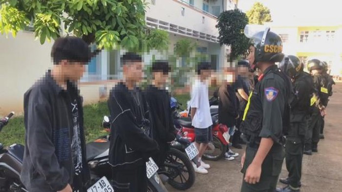 Nhóm thanh niên, học sinh dương tính với chất ma túy khi tham gia giao thông. Ảnh: Bảo vệ pháp luật