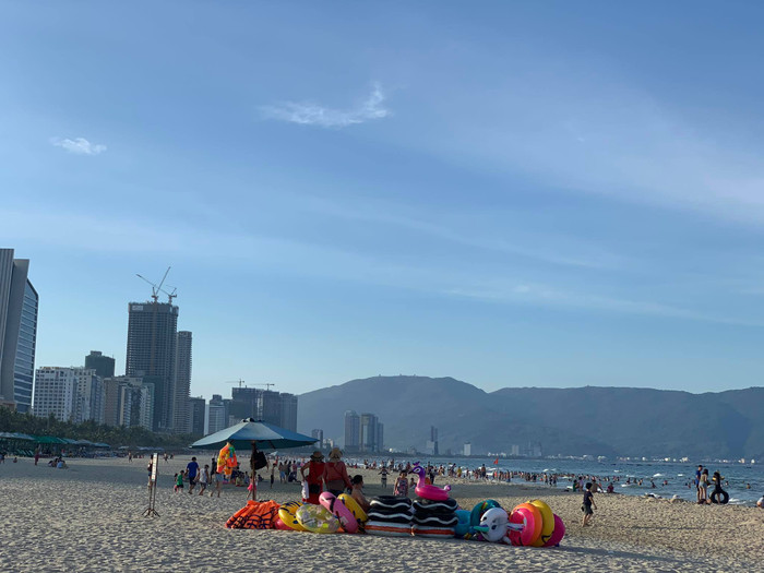 Những bãi biển rồi sẽ lại rộn vang tiếng cười