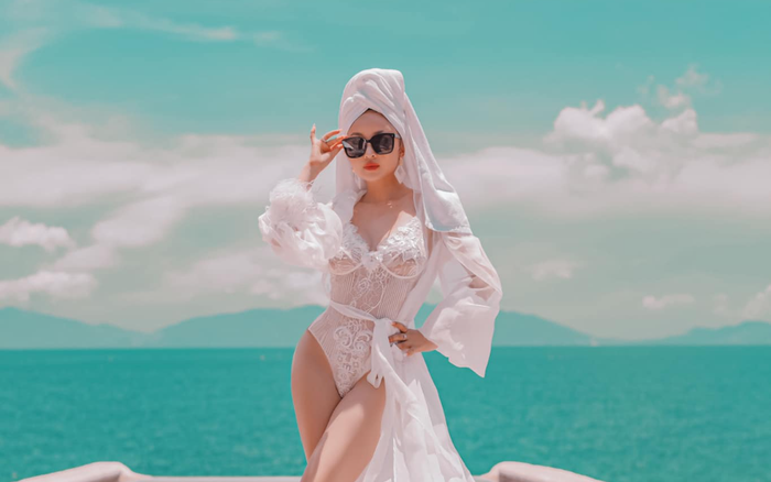 Khoe ảnh chụp táo bạo trên biển, vợ hai Minh Nhựa được dân mạng hết lời khen ngợi: Chẳng kém cạnh 'Nữ hoàng nội y'! Ảnh 2