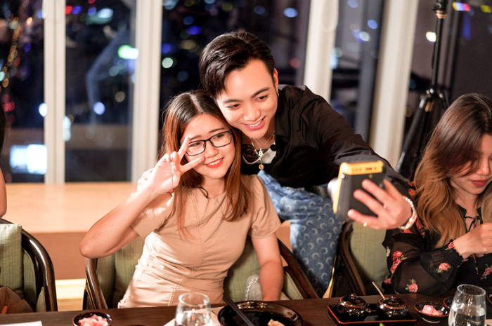 Soobin Hoàng Sơn làm tiệc sinh nhật với FC cùng 1 khách mời đặc biệt là vợ chồng con gái của đại gia Minh Nhựa Ảnh 5