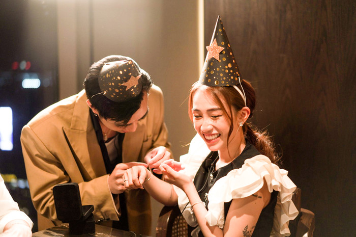 Joyce Phạm cũng bày tỏ sự xúc động và hạnh phúc bởi đây là lần đầu tiên cô và các bạn nhìn thấy một thần tượng chu đáo với fan như thế. 