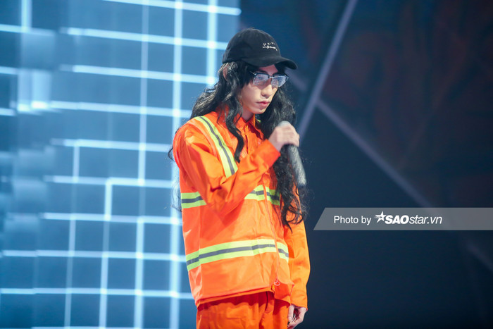 Fan King Of Rap 'sởn da gà' khi Chị Cả hóa thân thành nữ công nhân quét rác, làm mới hit Diva Hồng Nhung với lối chơi vần 'siêu dị' Ảnh 3