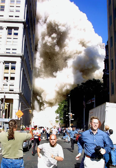 Người dân hoảng loạn chạy trốn.