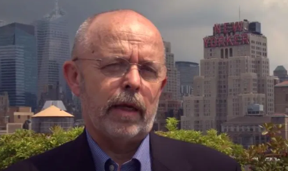 Nhiếp ảnh gia Richard Drew, tác giả của bức ảnh.