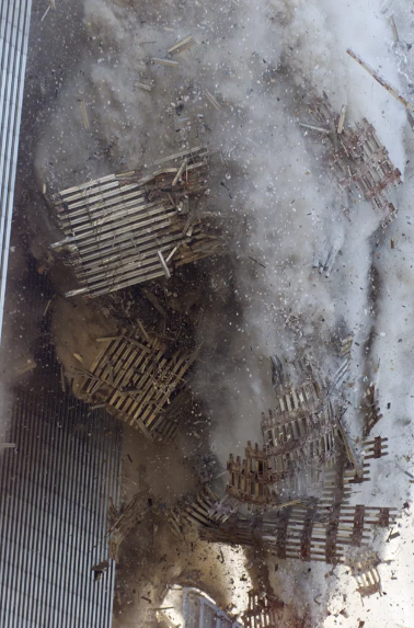 Tòa tháp kiên cố biến thành đống tro tàn trong phút chốc.