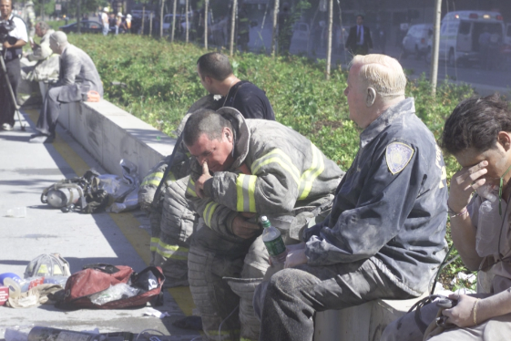 Đội cứu hỏa nghỉ lấy sức chớp nhoáng trước khi tiếp tục giải cứu nạn nhân.