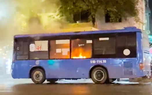 Xe buýt bất ngờ bốc cháy trên đường ở TP.HCM, gần 20 hành khách nhanh chóng chạy thoát thân Ảnh 2