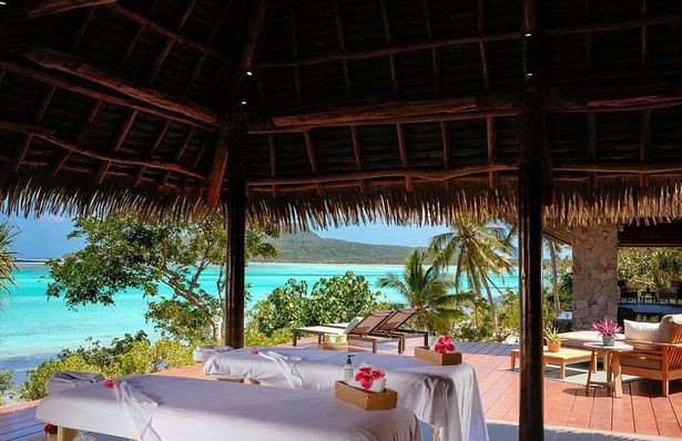 Khu resort xa hoa này bao gồm 3 căn biệt thự cực kỳ riêng tư và tách biệt, tất cả đều được xây dựng từ vật liệu có sẵn trong tự nhiên. 