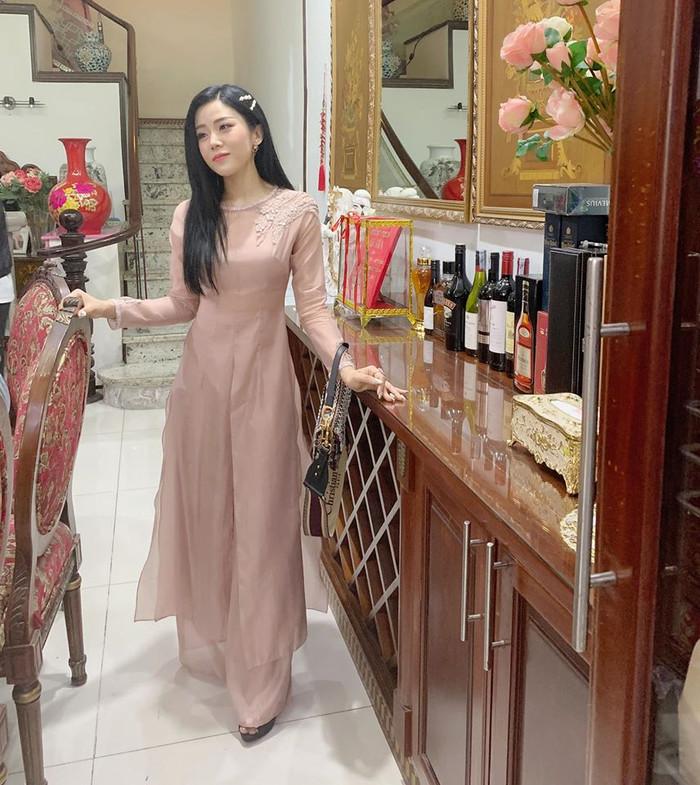 Mái tóc đen thướt tha của Ông Thoại Liên trong đám cưới của anh trai