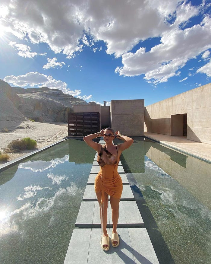 Trong cùng chuyến đi, Kylie mặc váy không xuyên thấu, không cắt xẻ kỳ quặc như lại ôm sát vào thân hình đẫy đà.  