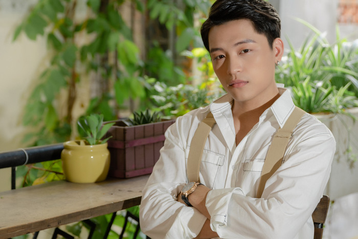 Theo Phạm Việt Thắng chia sẻ thì MV sẽ được ra mắt sớm hơn nhưng do dịch COVID-19 nên giọng ca gốc Hải Phòng đã phải dời lại ra mắt ngay thời điểm này.