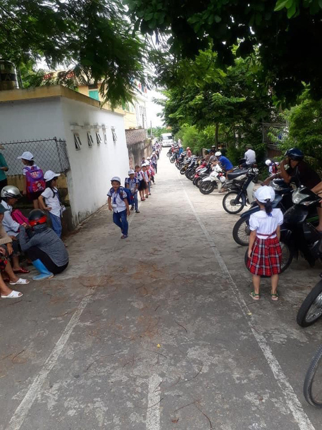 Học sinh đi bộ xếp hàng ra về để tránh tình trạng ùn tắc trước cổng trường học
