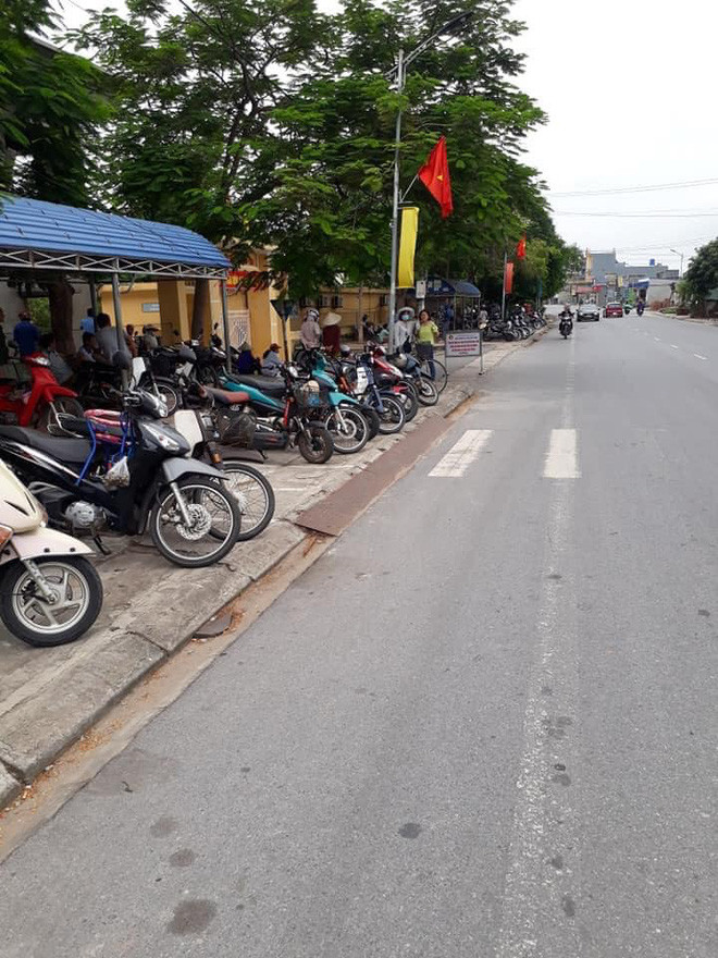 Hình ảnh đẹp của phụ huynh Nam Định khiến cư dân mạng phải vỗ tay thán phục