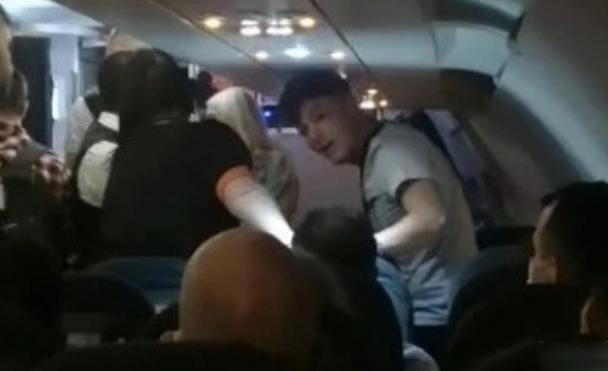 Bị cáo buộc kỳ thị chủng tộc, nam hành khách 'thẹn quá hóa giận' đánh người phụ nữ da màu Ảnh 3