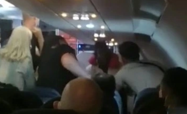 Bị cáo buộc kỳ thị chủng tộc, nam hành khách 'thẹn quá hóa giận' đánh người phụ nữ da màu Ảnh 4