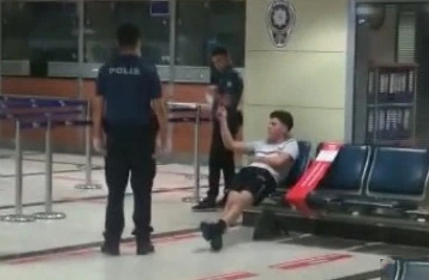 Bị cáo buộc kỳ thị chủng tộc, nam hành khách 'thẹn quá hóa giận' đánh người phụ nữ da màu Ảnh 5