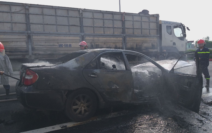 Xe Camry bất ngờ bốc cháy dữ dội trên cao tốc Pháp Vân - Cầu Giẽ, nữ tài xế vội tháo chạy ra ngoài thoát thân Ảnh 2