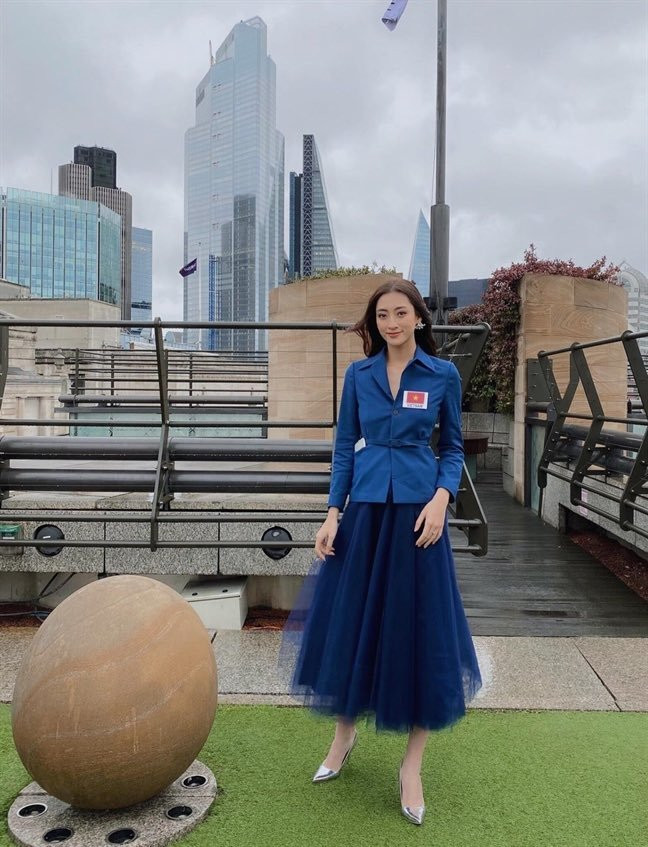 Khi khác lại chọn cả cây tông xanh, tôn lên làn da trắng ngần. 