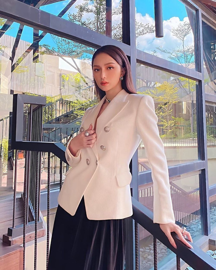 Cùng sử dụng combo áo vest và chân váy, cô nàng toát lên sự sang trọng, quyến rũ khó cưỡng. 