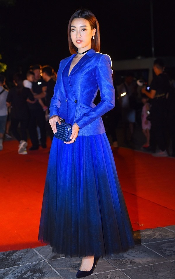 Tông xanh thẳm như đại dương, túi và giày phù hợp là cách để Đỗ Mỹ Linh tỏa sáng. 