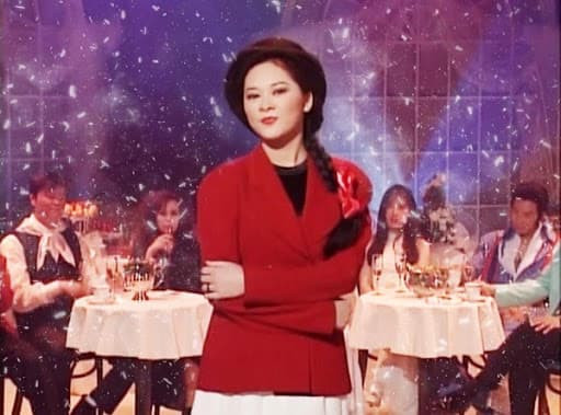 Bộ đồ con gái Như Quỳnh mặc rất giống trang phục của nữ ca sĩ khi hát 'Người tình mùa đông'