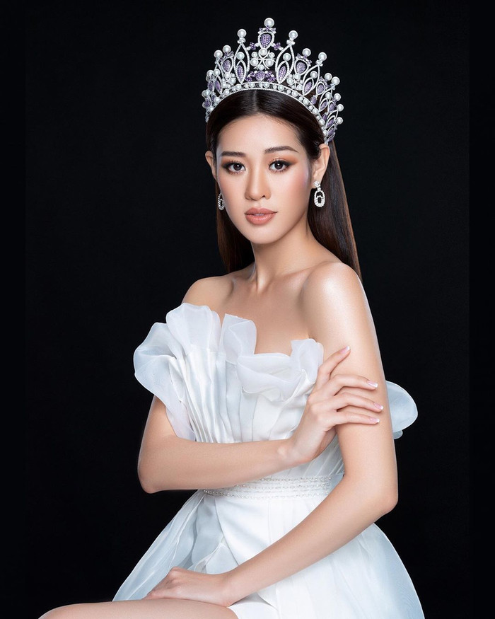 Layout mới đầy cuốn hút của hoa hậu Khánh Vân, pose dáng sang thần thái ngút ngàn.