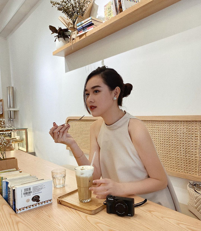 Á hậu Tường San khoe góc mặt xinh xắn, cuốn hút fan bởi vẻ nữ tính yêu kiều.