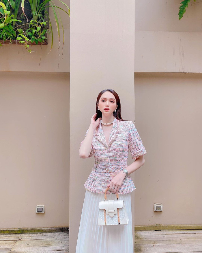 Diện áo vest kết hợp váy xếp ly, Hương Giang đẹp chuẩn style nữ chủ tịch.