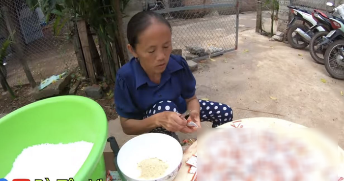 Kênh YouTube của Bà Tân Vlog đã xóa video cháo yến gói với trứng vịt lộn sau vài ngày đăng tải. (Ảnh: Bà Tân Vlog)