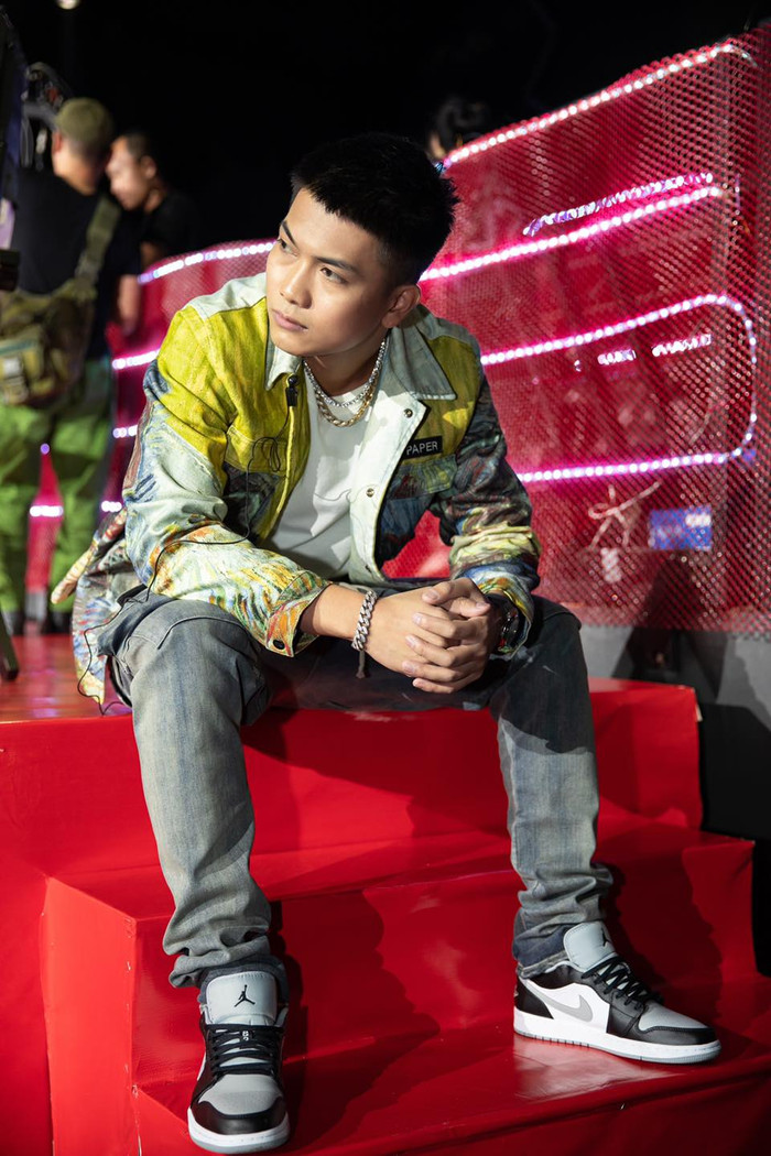 Set đồ bụi bặm được vị giám khảo King Of Rap mix cùng đôi thể thao Nike AJ1 Low Smokey Grey sành điệu 