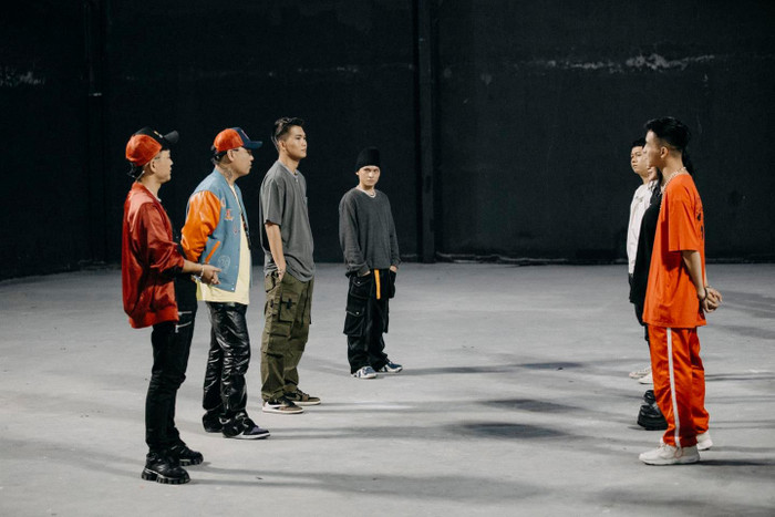 Ngoài ra đôi giày Nike Travis Scott ngót nghét hơn 22 triệu đồng mà BigDaddy mang cũng nhanh chóng được dân đam mê giày sneakers để mắt tới 